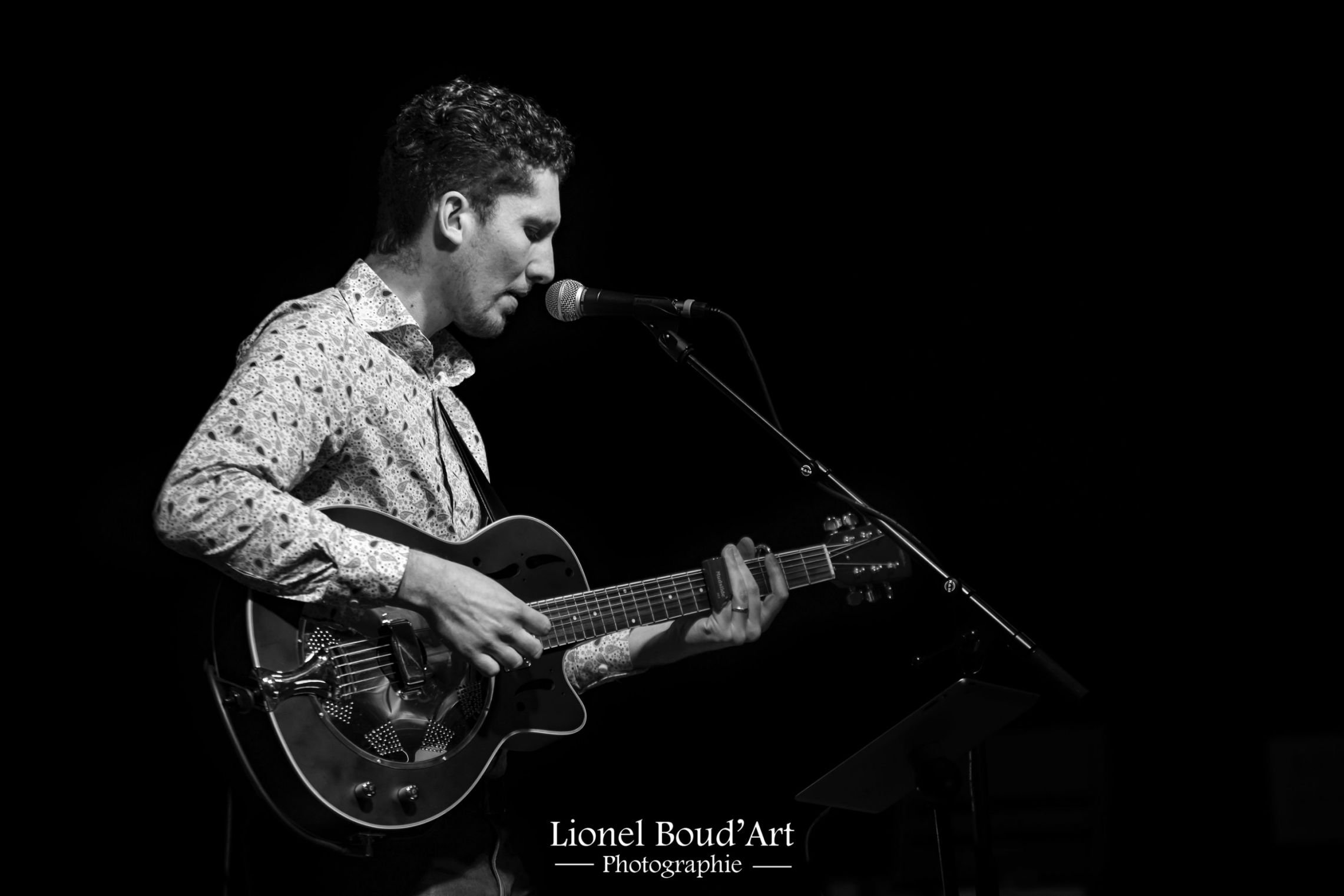 Lucas Mattioni, Gitarrist und Sänger der Pangies, der den Auftritten des Duos mit seinem dynamischen Gitarrenspiel und seiner fesselnden Stimme einen Hauch von Folk und Pop-Rock verleiht.